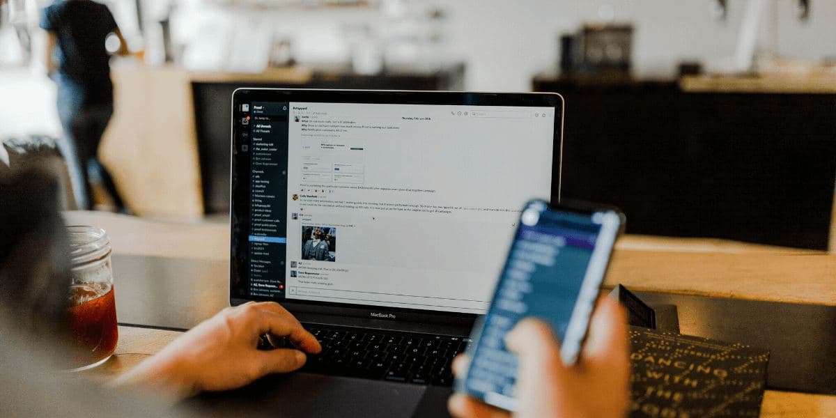 Postazione di lavoro con computer e smartphone