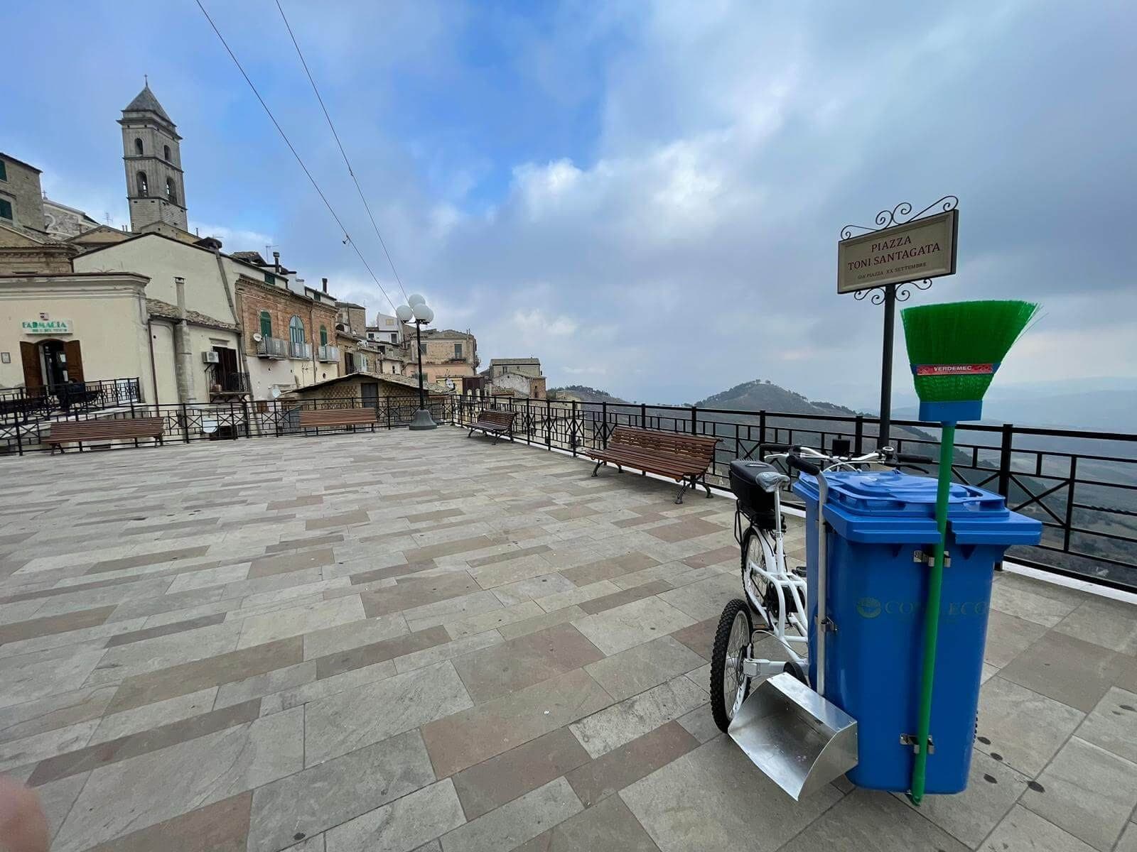 Contenitori per la raccolta differenziata nel belvedere di Sant'Agata di Puglia