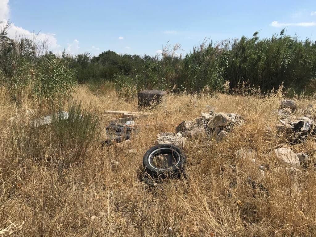 Rifiuti abbandonati nell'ex discarica di Contrada Posta Fonte a Stornara