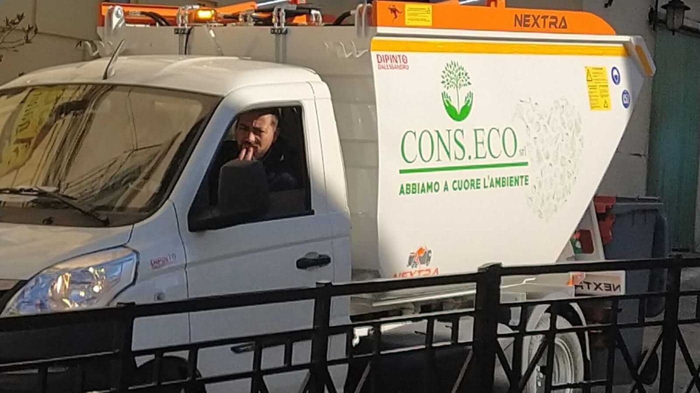 Mezzo Cons.Eco per il trasporto dei rifiuti urbani al centro di raccolta